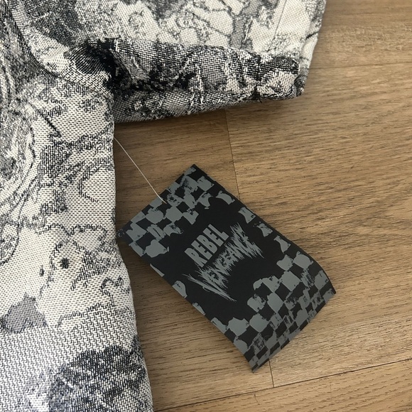 Rebel Vengeance Graphic Tapestry Button-Up Shirt | NWT Rare | Size M & L - Picture 5 of 10